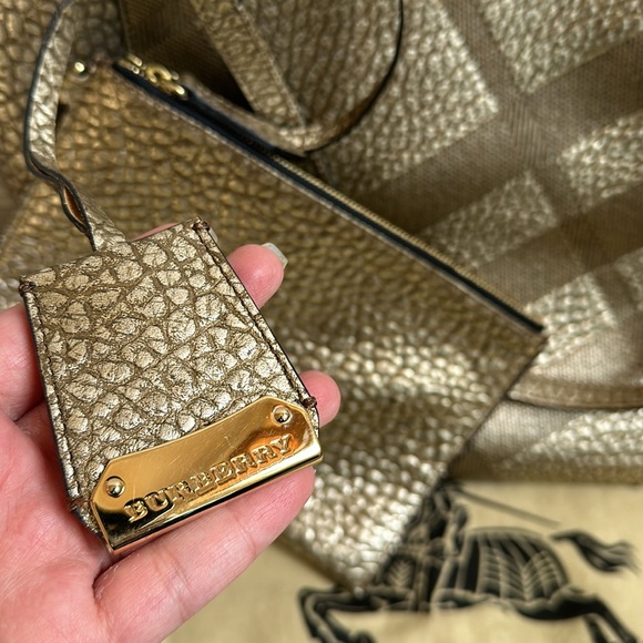 Beautiful Burberry SG Grain Metallic Small Canterbury Tote in Gold. - Picture 2 of 8